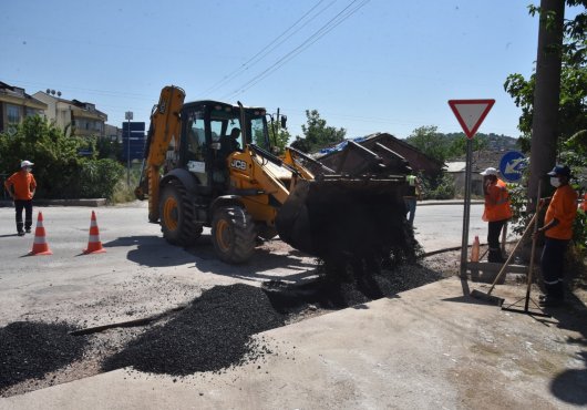 İzmit Belediyesinden Yeşilova Caddesi’ne 77 ton asfalt...