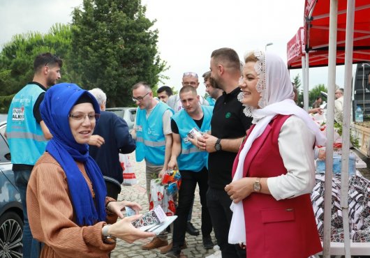 İzmit Belediyesi Kurban Bayramı arifesinde  Kabristanlarda vatandaşları yalnız bırakmadı 