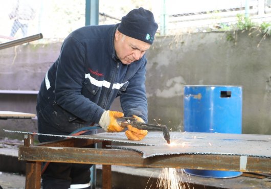 İzmit Belediyesi atölyeleri depremzedeler için soba üretiyor
