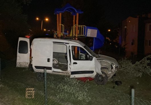 Kontrolden çıkan araç,  çocuk parkına uçtu!  Feci kazada: 1 ölü 1 yaralı