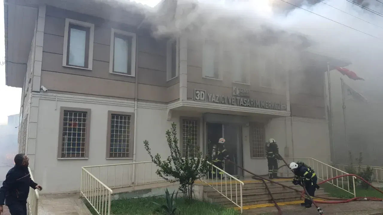 Yangın yayılmaya başladı! Belediyeye ait bina da alevler içinde